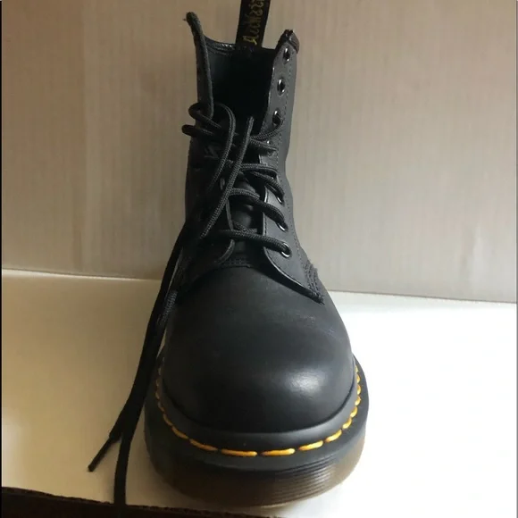 Women’s pre-loved - Dr. Martens - 1460 Greasy Leather lace-up boots. Size 6 - Picture 4 of 16